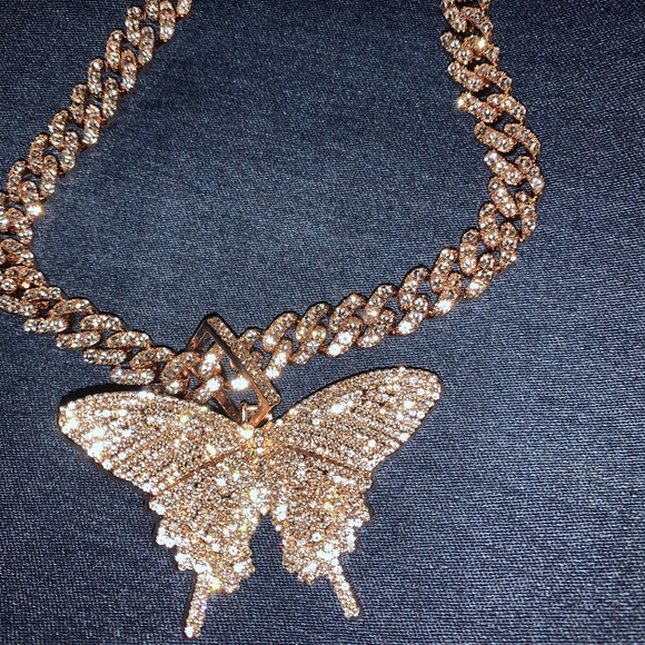 Cuban link Necklace with butterfly pendant - Picture 7 of 9